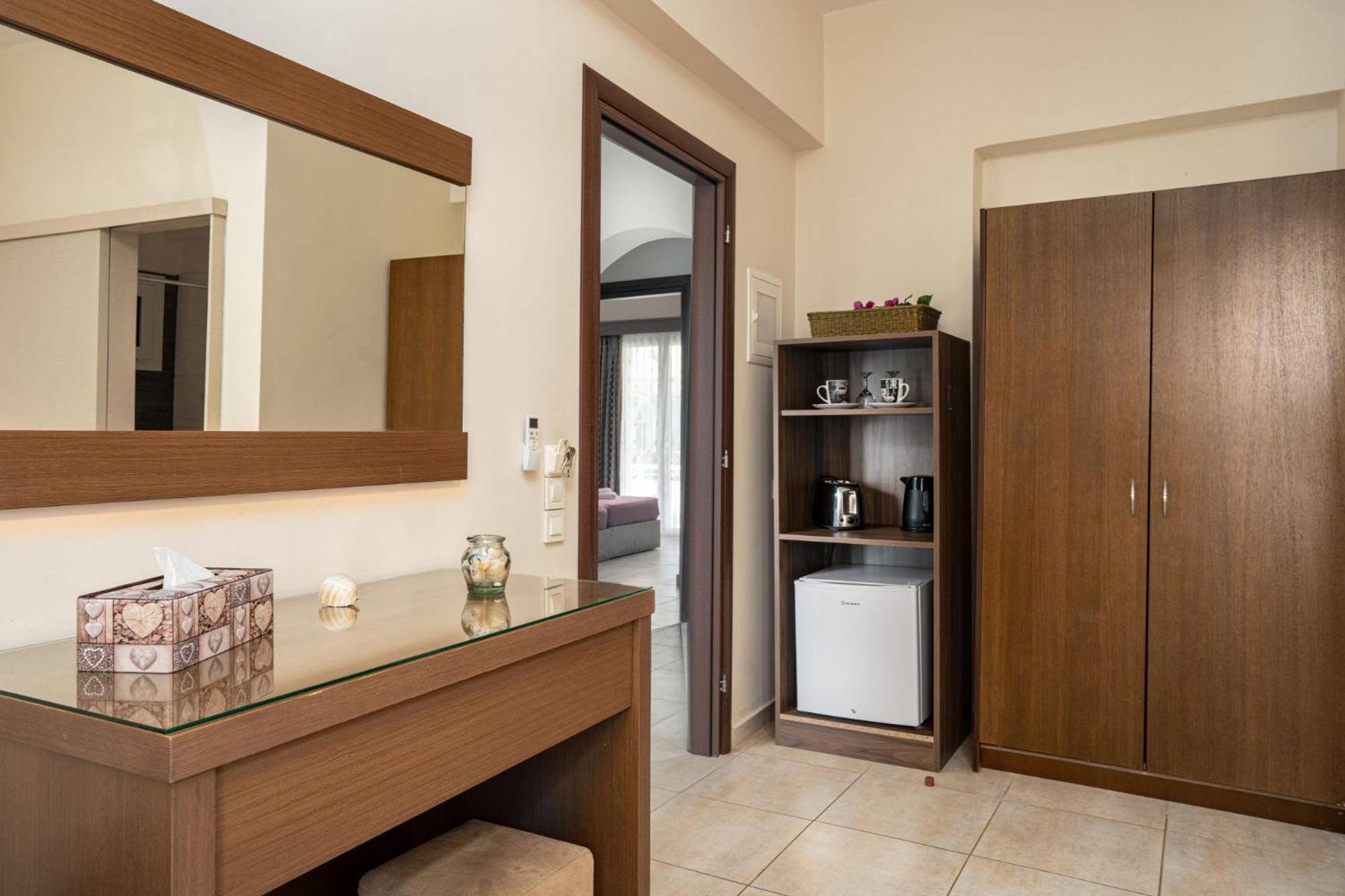 Stathis Beachfront Luxury Rooms Kalamákion Екстериор снимка