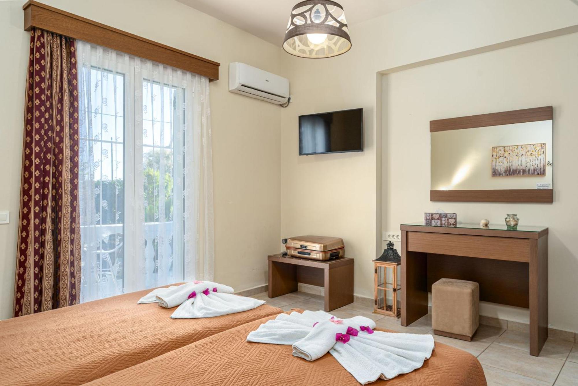 Stathis Beachfront Luxury Rooms Kalamákion Екстериор снимка